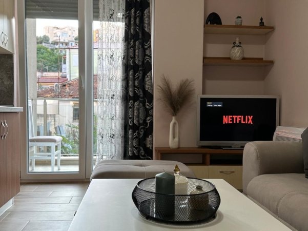 Durres, jepet me qera apartament 1+1+Ballkon Kati 1, 450 € (Bibloteka)