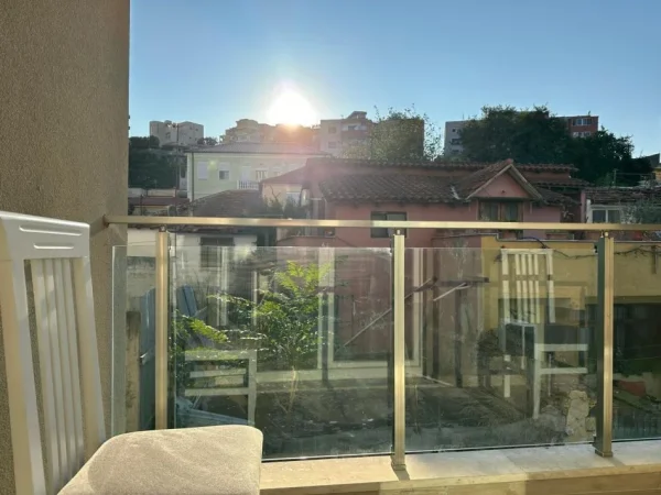 Durres, jepet me qera apartament 1+1+Ballkon Kati 1, 450 € (Bibloteka)