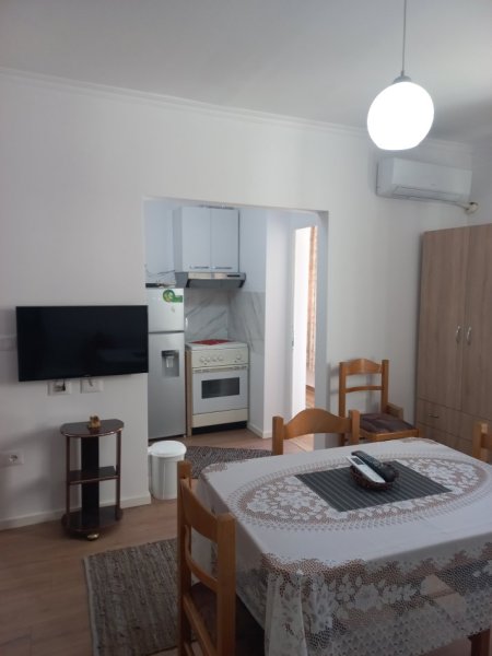 Tirane,Me Qera për herë parë,Garsonier, mirë kuruar,sapo rinovuar, kompletuar paisje & mobilje të reja,sip.38m², kati I-rë, pallat ekzistues 5-kat, Qera 35'000 leke/muaj, rr. A.Kullurioti/ blv B.Curri, buzë Lanës, te Azili Pleqeve, 400m mbi Urën Brrylit, 100m mbi Maternitetin Ri,12min qendra Tiranës