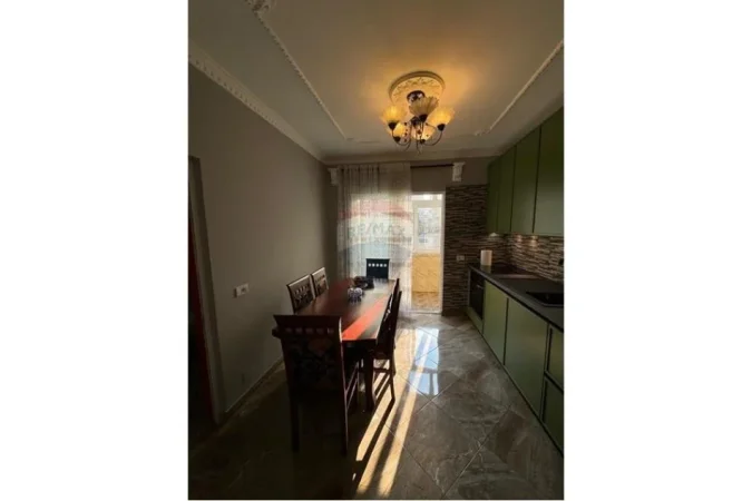 Tirane, jepet me qera apartament 2+1 , 95 m² 900 € (Blloku)