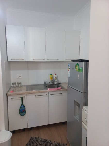 Tirane,Me Qera për herë parë,Garsonier, mirë kuruar,sapo rinovuar, kompletuar paisje & mobilje të reja,sip.38m², kati I-rë, pallat ekzistues 5-kat, Qera 35'000 leke/muaj, rr. A.Kullurioti/ blv B.Curri, buzë Lanës, te Azili Pleqeve, 400m mbi Urën Brrylit, 100m mbi Maternitetin Ri,12min qendra Tiranës