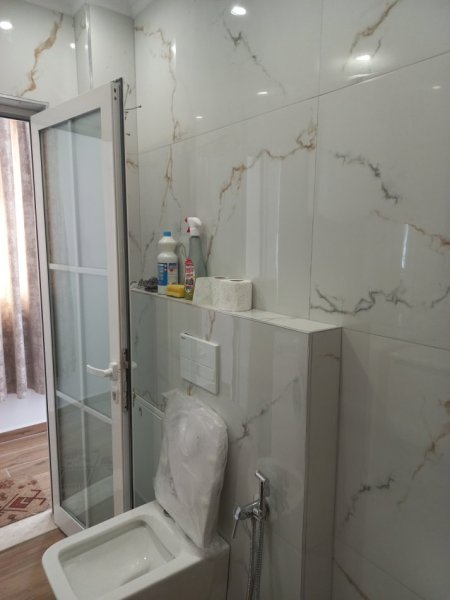 Tirane,Me Qera për herë parë,Garsonier, mirë kuruar,sapo rinovuar, kompletuar paisje & mobilje të reja,sip.38m², kati I-rë, pallat ekzistues 5-kat, Qera 35'000 leke/muaj, rr. A.Kullurioti/ blv B.Curri, buzë Lanës, te Azili Pleqeve, 400m mbi Urën Brrylit, 100m mbi Maternitetin Ri,12min qendra Tiranës