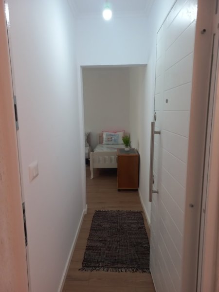 Tirane,Me Qera për herë parë,Garsonier, mirë kuruar,sapo rinovuar, kompletuar paisje & mobilje të reja,sip.38m², kati I-rë, pallat ekzistues 5-kat, Qera 35'000 leke/muaj, rr. A.Kullurioti/ blv B.Curri, buzë Lanës, te Azili Pleqeve, 400m mbi Urën Brrylit, 100m mbi Maternitetin Ri,12min qendra Tiranës
