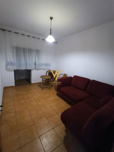 Tirane, jepet me qera apartament 3+1+Ballkon Kati 3, 140 m² 500 € (KINOSTUDIO)