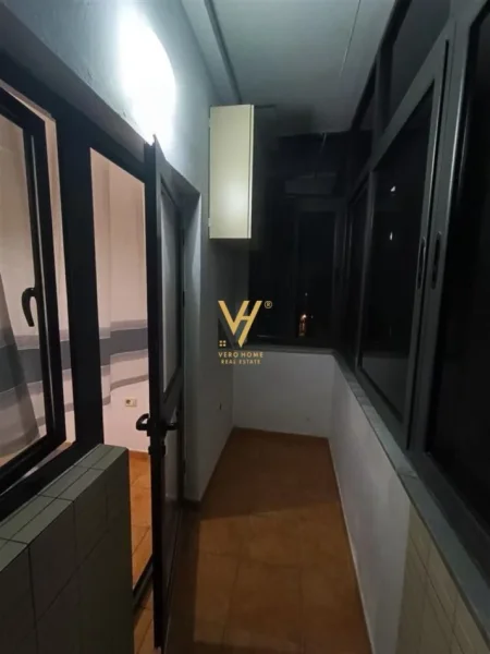 Tirane, jepet me qera apartament 3+1+Ballkon Kati 3, 140 m² 500 € (KINOSTUDIO)