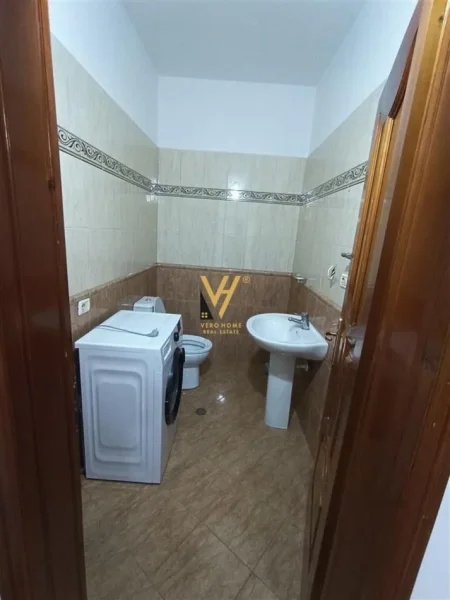 Tirane, jepet me qera apartament 3+1+Ballkon Kati 3, 140 m² 500 € (KINOSTUDIO)
