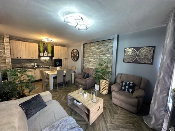 Tirane, jepet me qera apartament 2+1 Kati 3, 700 € 