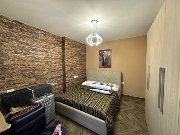 Tirane, jepet me qera apartament 2+1 Kati 3, 700 € 