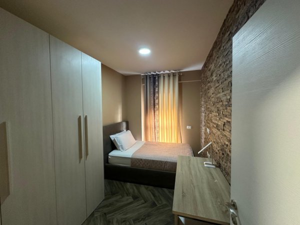 Tirane, jepet me qera apartament 2+1 Kati 3, 700 € 