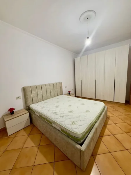 Tirane, jepet me qera apartament 2+1 Kati 5, 460 € 