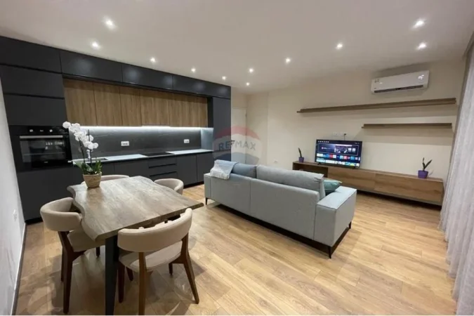 Tirane, jepet me qera apartament 1+1 , 55 m² 750 € (Qender, Rruga Bardhok Biba)
