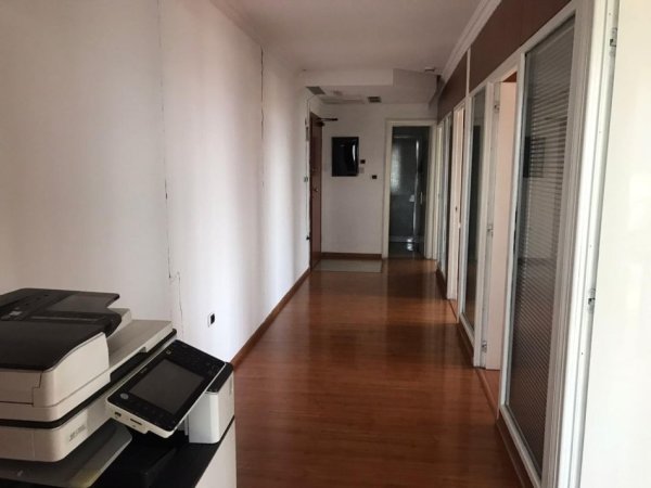 Tirane, jepet me qera ambjent biznesi Kati 12, 118 m² 1.500 € (kullat binjake)