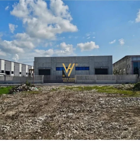 Tirane, jepet me qera magazine Kati 0, 10.000 m² 10.500 € (AUTOSTRADA TIRANE DURRES)