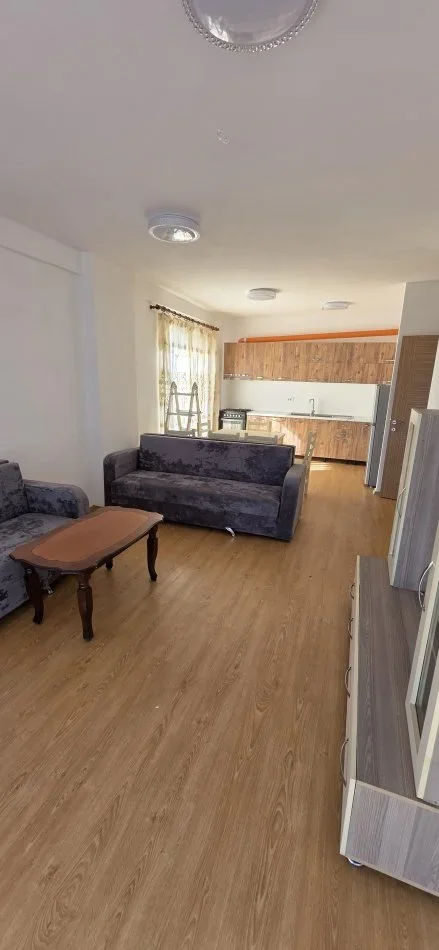 Tirane, jepet me qera apartament 3+1+Aneks+Ballkon Kati 3, 450 m² 450 € (rruga 5 maji)