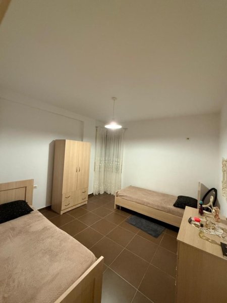 Tirane, jepet me qera apartament 2+1+Ballkon Kati 3, 90 m² 600 € 