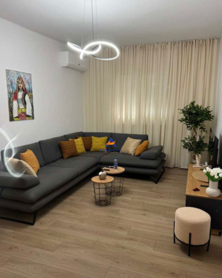 Tirane, jepet me qera apartament 2+1 Kati 2, 87 m² 950 € (KAFE FLORA, QENDER)