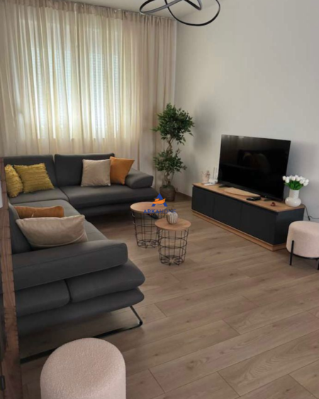 Tirane, jepet me qera apartament 2+1 Kati 2, 87 m² 950 € (KAFE FLORA, QENDER)