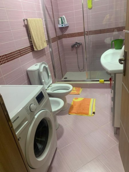 Durres, jepet me qera apartament 1+1+Ballkon Kati 3, 75 m² 650 € (Rruga Kompleksi, Kompleksi Giardino)