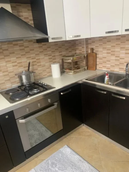 Durres, jepet me qera apartament 1+1+Ballkon Kati 3, 75 m² 650 € (Rruga Kompleksi, Kompleksi Giardino)