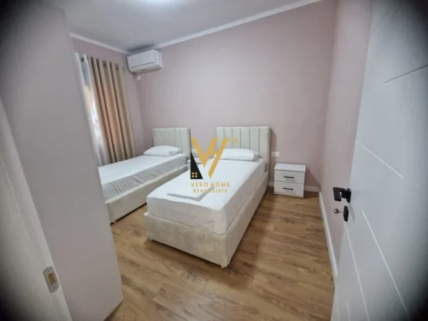Tirane, jepet me qera apartament 2+1+Ballkon Kati 2, 120 m² 750 € (VASIL SHANTO)