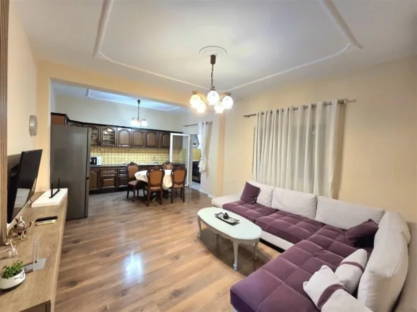 Tirane, jepet me qera apartament 3+1 Kati 2, 169 m² 800 € (FUSHA E AVIACIONIT)