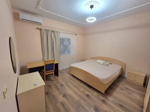 Tirane, jepet me qera apartament 3+1 Kati 2, 169 m² 800 € (FUSHA E AVIACIONIT)