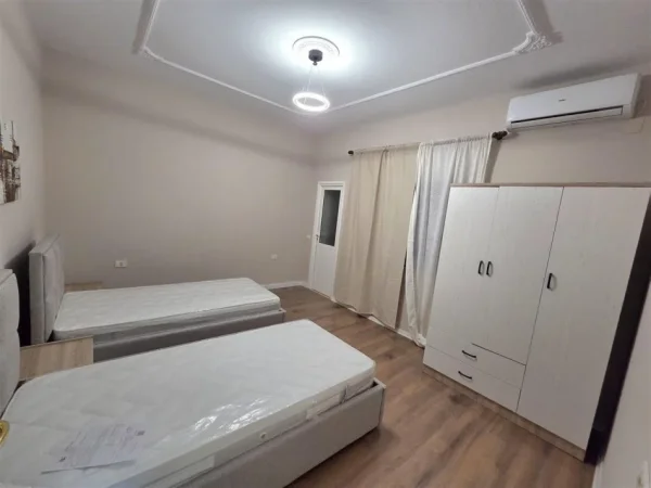Tirane, jepet me qera apartament 3+1 Kati 2, 169 m² 800 € (FUSHA E AVIACIONIT)