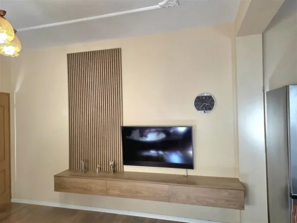 Tirane, jepet me qera apartament 3+1 Kati 2, 169 m² 800 € (FUSHA E AVIACIONIT)