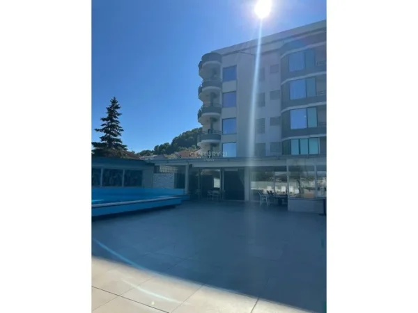 Tirane, jepet me qera Vile 3 Katshe Kati 5, 2.500 m² 15.000 € (Vaqarr)