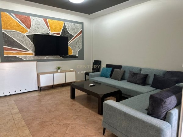 Tirane, jepet me qera Vile 3 Katshe Kati 5, 2.500 m² 15.000 € (Vaqarr)