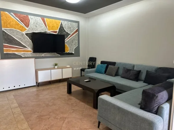 Tirane, jepet me qera Vile 3 Katshe Kati 5, 2.500 m² 15.000 € (Vaqarr)