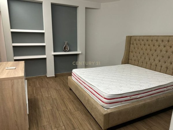 Tirane, jepet me qera Vile 3 Katshe Kati 5, 2.500 m² 15.000 € (Vaqarr)