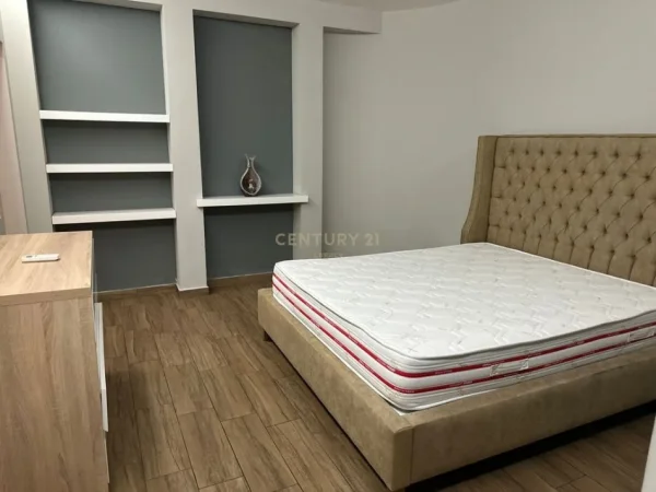 Tirane, jepet me qera Vile 3 Katshe Kati 5, 2.500 m² 15.000 € (Vaqarr)