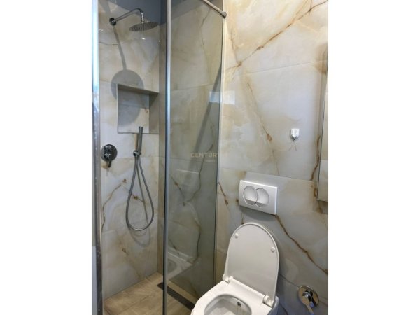 Tirane, jepet me qera Vile 3 Katshe Kati 5, 2.500 m² 15.000 € (Vaqarr)