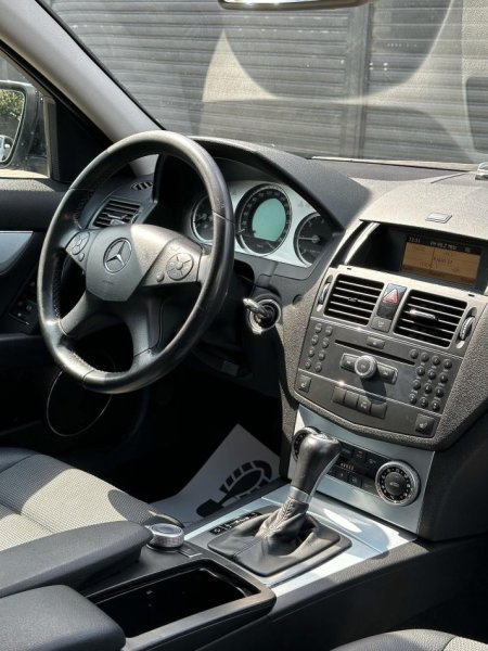 Tirane, shes MERCEDES-BENZ C220 CDI Avantgarde Nafte, e zeze automatik Klima 212.000 km 4.900 €