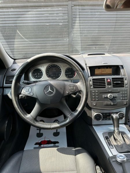 Tirane, shes MERCEDES-BENZ C220 CDI Avantgarde Nafte, e zeze automatik Klima 212.000 km 4.900 €