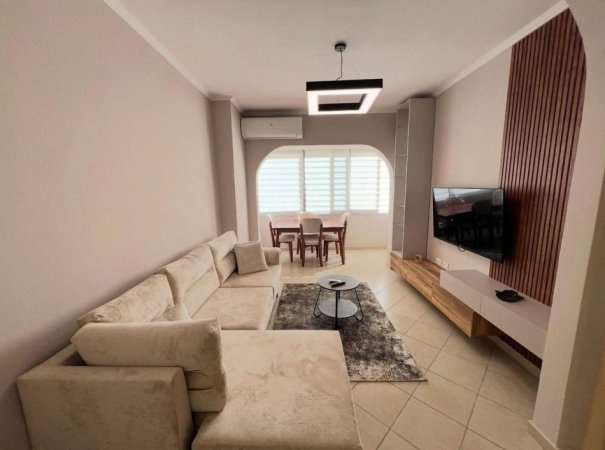 Tirane, jap me qera apartament 1+1+Ballkon Kati 2, 60 m² 450 € (Yzberisht)