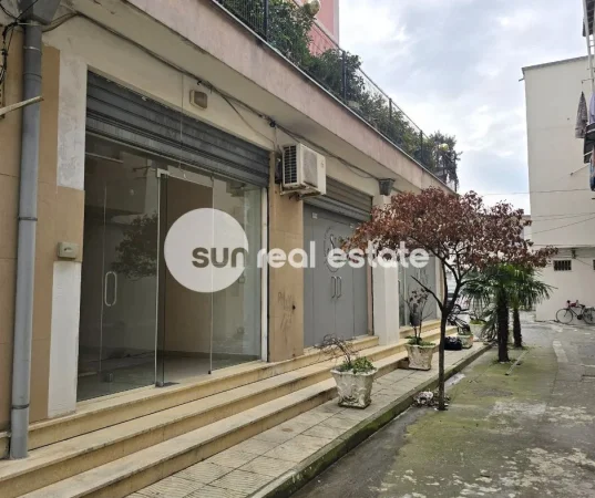 Shkoder, jepet me qera ambjent biznesi Kati 0, 44 m² (PARRUCE)
