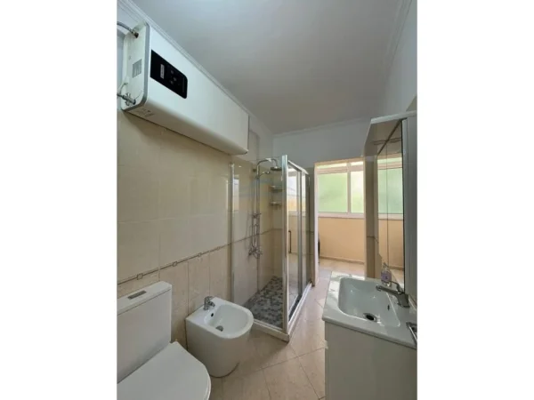 Tirane, jepet me qera apartament 2+1 Kati 2, 85 m² 700 € (Brryli , Rruga Arkitekt Sinani)