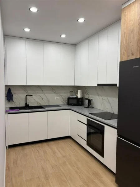 Tirane, jepet me qera apartament 2+1+Ballkon Kati 9, 100 m² 650 € (Fusha Aviacionit)