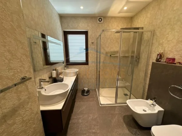 Tirane, jepet me qera apartament+verande | Penthouse 2+1+Aneks+Ballkon Kati 8, 241 m² 2.000 € (Kopeshti Zoologjik)