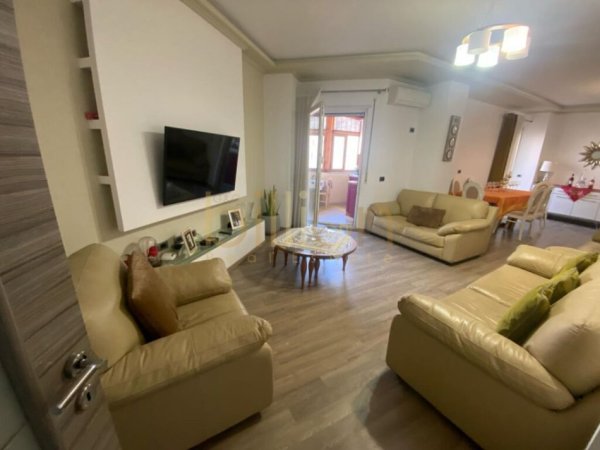 Tirane, shitet apartament 2+1+Ballkon Kati 5, 181 m² 190.000 € (Fresk)