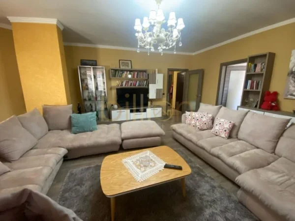 Tirane, shitet apartament 2+1 Kati 5, 251 m² 210.000 € (Fresk)