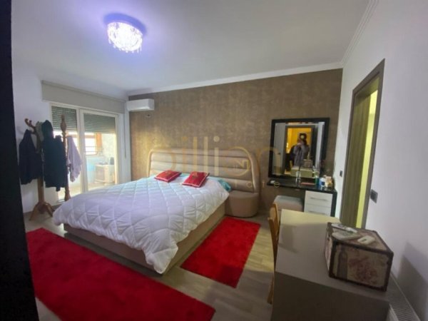Tirane, shitet apartament 2+1 Kati 5, 251 m² 210.000 € (Fresk)