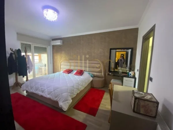 Tirane, shitet apartament 2+1 Kati 5, 251 m² 210.000 € (Fresk)