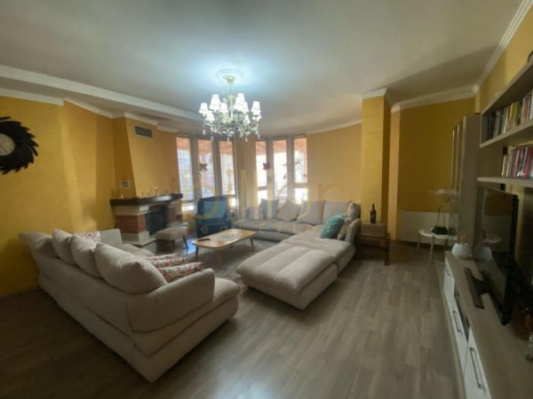 Tirane, shitet apartament 2+1 Kati 5, 251 m² 210.000 € (Fresk)