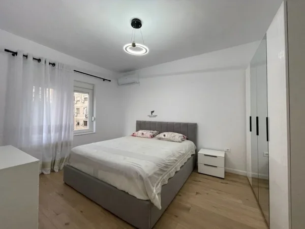 Tirane, jepet me qera apartament 2+1 Kati 4, 80 m² 850 € (BLLOKU)