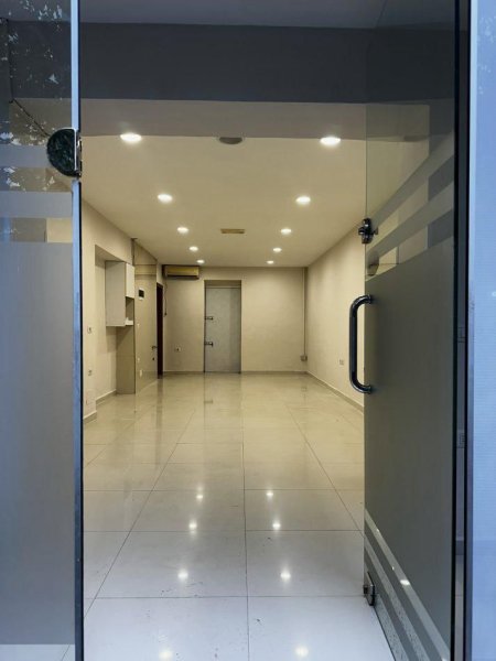 Tirane, jepet me qera ambient biznesi Kati 1, 40 m² 500 € (prane Shkolles se Baletit)