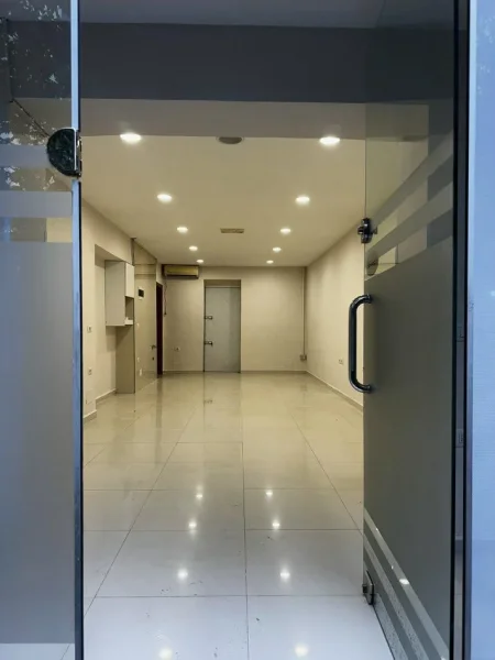 Tirane, jepet me qera ambient biznesi Kati 1, 40 m² 500 € (prane Shkolles se Baletit)