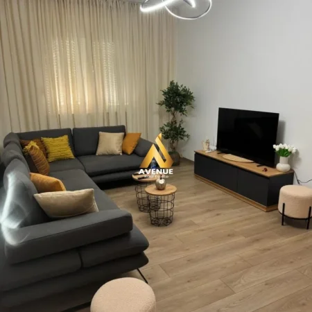 Tirane, jepet me qera apartament 2+1+Ballkon Kati 2, 86 m² 950 € (Rruga e Durresit, Kafe Flora, Qender)